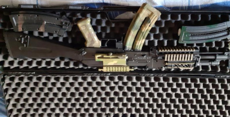 Buenos dias, cambio carabina semi GSG ak-47  22-LR,+ Tres cargadores+ acoplaje para accesorios por revolver 01