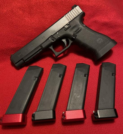 Glock 34  Gen 4 en estado impecable , muy pocos tiros , desconector a 1,5 kg , con 4 cargadores con tapas 11