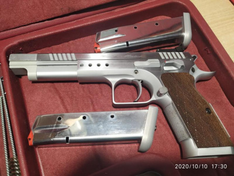 Hola compañeros, se vende la pistola de un buen amigo. 
El arma prácticamente no ha disparado ni unas 02