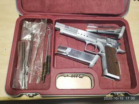 Hola compañeros, se vende la pistola de un buen amigo. 
El arma prácticamente no ha disparado ni unas 01