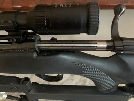 Un compañero me pide ponga  a la venta este arma, calibre 30-06. Tanto el rifle como el
visor hace más 21
