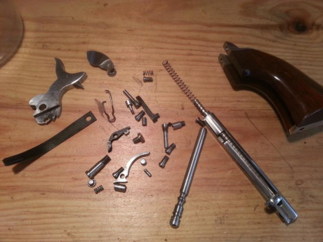 Buenas y saludos gente del foro, un amigo mío tuvo la mala fortuna de reventar un revólver Colt Peacemaker 70