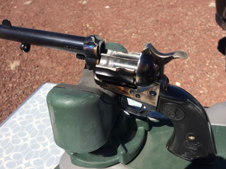 Buenas y saludos gente del foro, un amigo mío tuvo la mala fortuna de reventar un revólver Colt Peacemaker 110