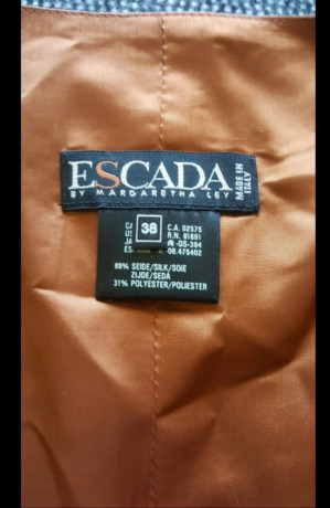 Chaleco fabricado en seda de la firma Escada. Talla 38 sin estrenar con etiquetas,  está en Madrid con 01