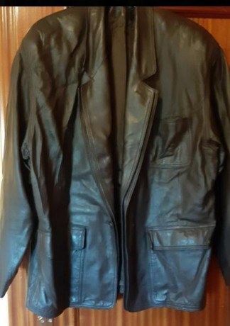 Chaqueta caballero fabricada en piel del diseñador Alfredo Caral. Estado excelente Talla 52. Lugar Madrid 00