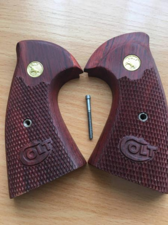 Vendo cacha para Colt Python   ,Nueva sin estrenar .,90€ 
  puestas en casa del comprador Tlf 652500517 00