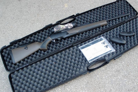 Pertenece a un amigo. Es exactamente un rifle Browning MK3 Composite Brown HC Adjustable en calibre 9.3 02