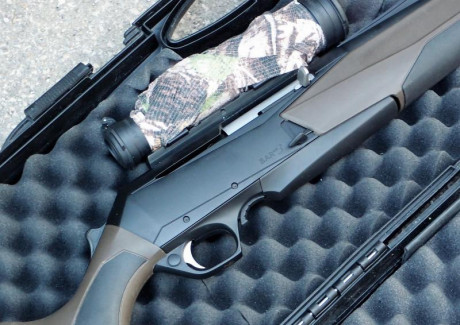 Pertenece a un amigo. Es exactamente un rifle Browning MK3 Composite Brown HC Adjustable en calibre 9.3 01