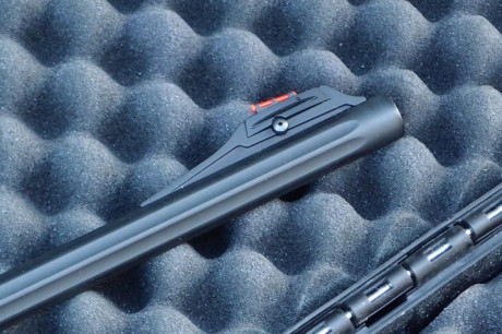 Pertenece a un amigo. Es exactamente un rifle Browning MK3 Composite Brown HC Adjustable en calibre 9.3 10