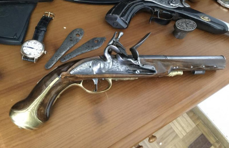  938D8CB0-BD1D-49B3-B2C7-2F3FAFAE6724.jpeg Vendo pistola  de Dragones, calibre 54, marca G. Madera de 01