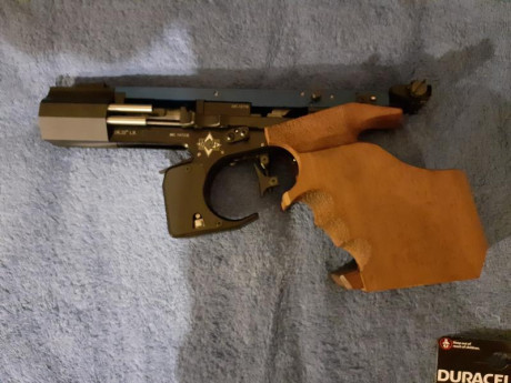 Buenas tardes. Vendo MATCH GUNS MG2E, calibre 22 L.R.
Esta pistola es de un amigo que ha dejado el tiro 02