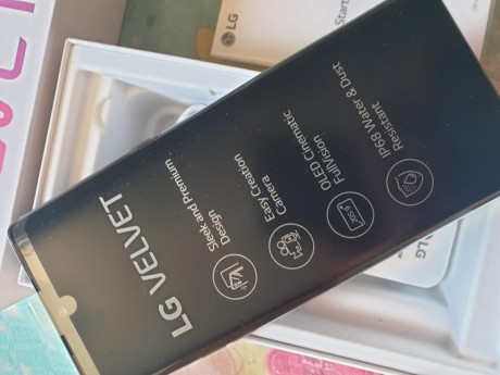 Pues eso...Mi compañia me ha regalado este smartphone LG modelo Velvet,con 5G.y yo con mi Galaxy S9 ya 02