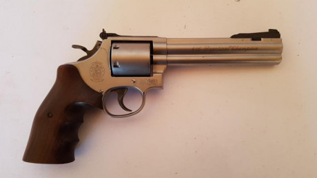 Hola

Tengo un S&W 357 de 6" y estoy encantado con él, pero pesa como un muerto y cuando has 21