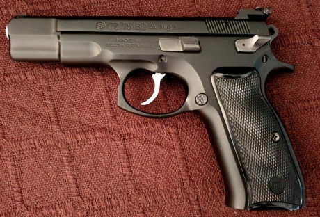 Se vende pistola CZ 75 modelo BD de 9mm con dos cargadores junto con su kit kadet del 22 con un cargador. 00