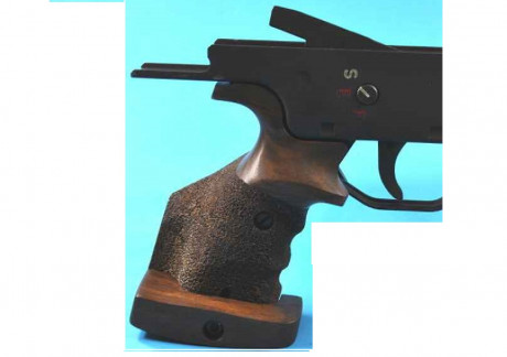 Vendo grip de nogal match regulable para CETME (solo el grip de madera, en la foto se ve el pistolete 02