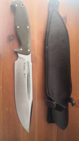 Cuchillo de 22 cm de hoja un grosor de 5'2 maiy ligero acero o1 con una micarta verde y separadores rojos 00