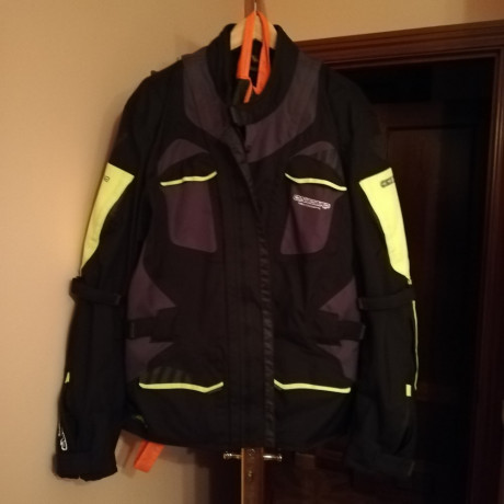 Muy buenas.

   Edito: Moto y Botas vendidas
Pondré el resto del equipo en un hilo aparte para que no 102