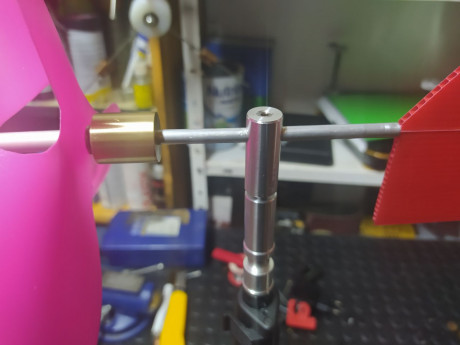 Incluye el trípode. Fabricada mayormente en aluminio 7075 , inox y laton 01