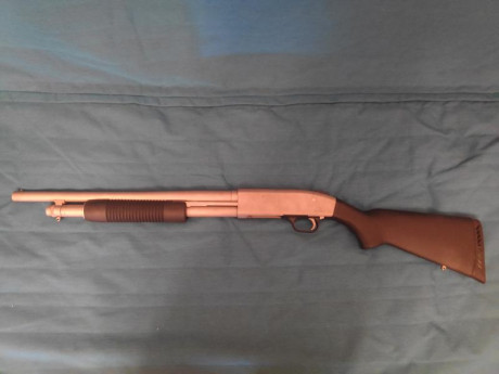 Se vende escopeta calibre 12/70 Mossberg 500 Mariner. 
Escopeta sencilla de mantener y desmontar, dura 01