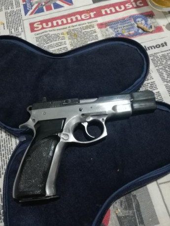 Hola a todos se pone a la venta esta pistola cz  con caja original y 2 cargadores casi sin uso por necesitar 00