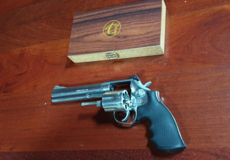 Vendo revolver S&W 357 MÁGNUM 
686.Guiada en F.
550€
Por no usar.se vende con kit limpieza y las dos 02