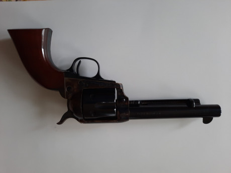 Vendo revolver Uberti calibre 45 en estado inmaculado, no a disparado ni 20 cartuchos
Precio 399€ 00