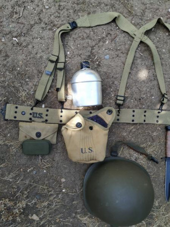En venta equipo de combate (réplica todo  menos  el casco y la funda de la caja de vendas y la caja metálica).
 01