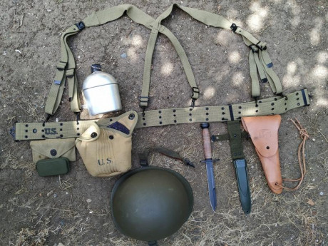 En venta equipo de combate (réplica todo  menos  el casco y la funda de la caja de vendas y la caja metálica).
 00