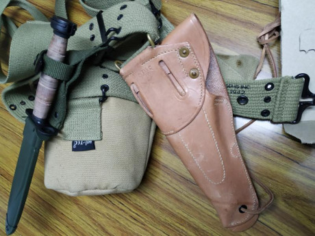 En venta equipo de combate (réplica todo  menos  el casco y la funda de la caja de vendas y la caja metálica).
 22