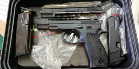 Se vende cz combat , del 9 para..Dos cargadores . Miras ajustables. Muy buen estado de pavón y pocos disparos, 00