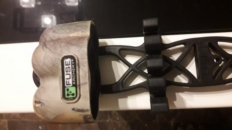 Carcaj de 4 flechas fuse para arco de poleas con anclage rápido  , está en muy buen estado. 25€ más portes 01