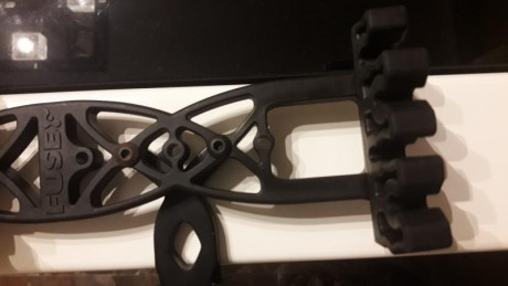 Carcaj de 4 flechas fuse para arco de poleas con anclage rápido  , está en muy buen estado. 25€ más portes 00