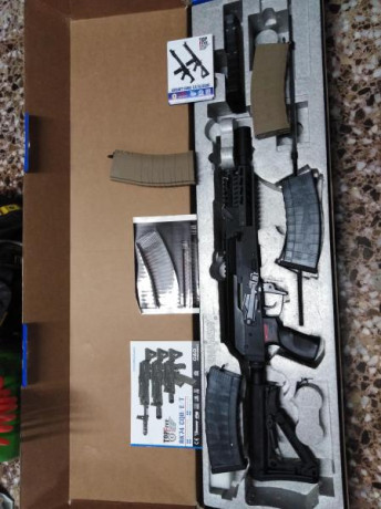 Vendo rifle AK74 CQB G&G con cinco cargadores nuevo a estrenar con su embalaje original e instrucciones.
El 01