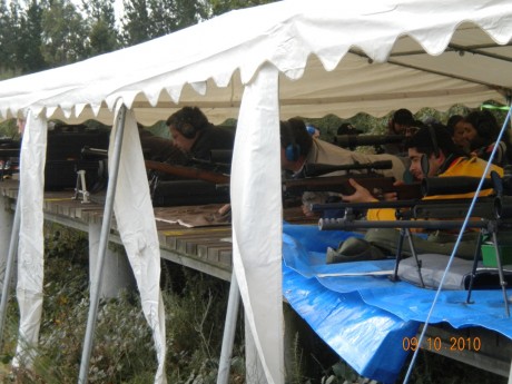 Este es el ambiente q se respiraba esta mañana en el destacamento militar de Parga.   
 Habia como unos 00