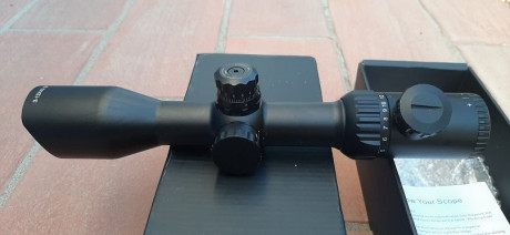 Visor 3-12x42, con corrección de paralaje de 7.5Y a infinito, ajuste de dioptrías en el ocular, tubo de 01