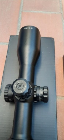 Visor 3-12x42, con corrección de paralaje de 7.5Y a infinito, ajuste de dioptrías en el ocular, tubo de 11