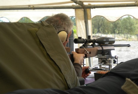 Este es el ambiente q se respiraba esta mañana en el destacamento militar de Parga.   
 Habia como unos 21