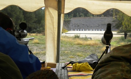Este es el ambiente q se respiraba esta mañana en el destacamento militar de Parga.   
 Habia como unos 30