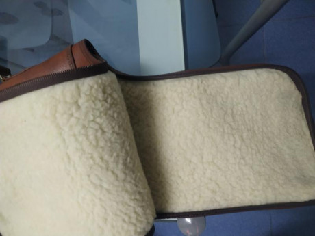 Hola , vendo funda de cuero con interior de piel de Borrego, está en perfecto estado. Mide 124 cm de largo 00