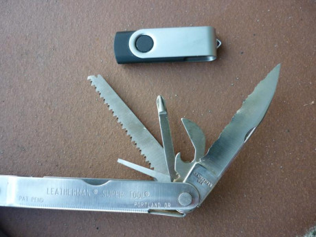 El mes pasado, por mi cumpleaños, me llego una flamante Leatherman OHT pavonada en negro y ahora pongo 32
