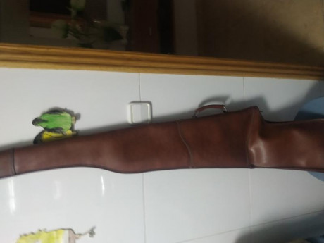 Hola, vendo funda de cuero para arma larga con visor con interior de piel de Borrego , está en perfecto 00