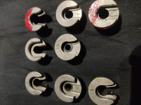 Buenas, al recopilar el material de recarga de un compañero, tenía varios Shell holder de diferentes marcas, 00