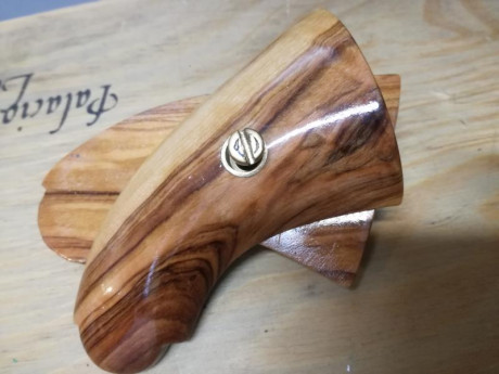 Cachas fabricadas en una preciosa madera de olivo para el revólver de avancarga Remington 1858.En concreto 00