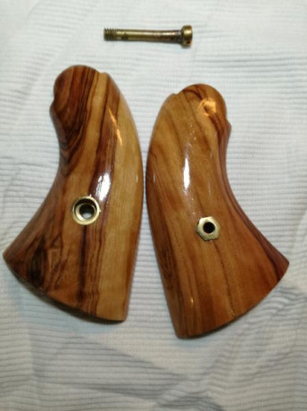 Cachas fabricadas en una preciosa madera de olivo para el revólver de avancarga Remington 1858.En concreto 32