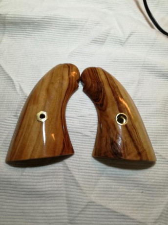 Cachas fabricadas en una preciosa madera de olivo para el revólver de avancarga Remington 1858.En concreto 31