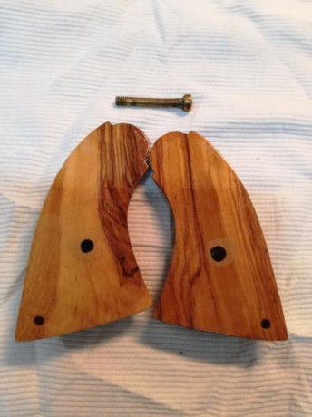 Cachas fabricadas en una preciosa madera de olivo para el revólver de avancarga Remington 1858.En concreto 30