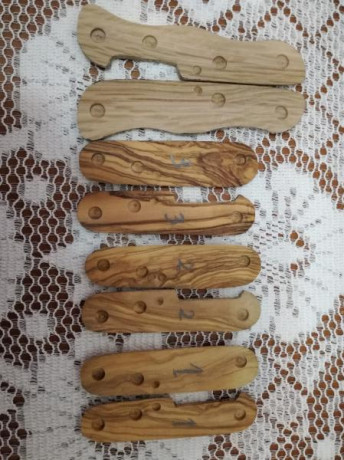 Hola, pongo a la venta estas tablillas preparadas para colocar en diferentes navajas Victorinox
Hay una 01