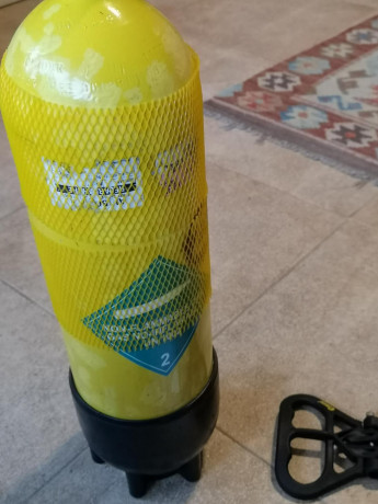 Por no utilizarla desde hace 2 años (no me queda nada que necesite los 300 bares), vendo esta scuba que 00