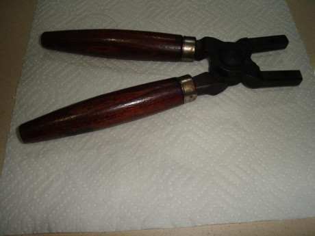 Venta de accesorios de avancarga, a saber:
Tenazas Lyman , RCBS. molde Lyman para rifle calibre .457 ( 01