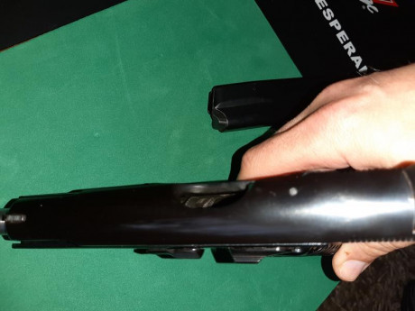 Pistola CZ 75 en 9mmPb. con 2 cargadores. Muy buen estado de conservación, pavón y metales. Por 190€ más 12
